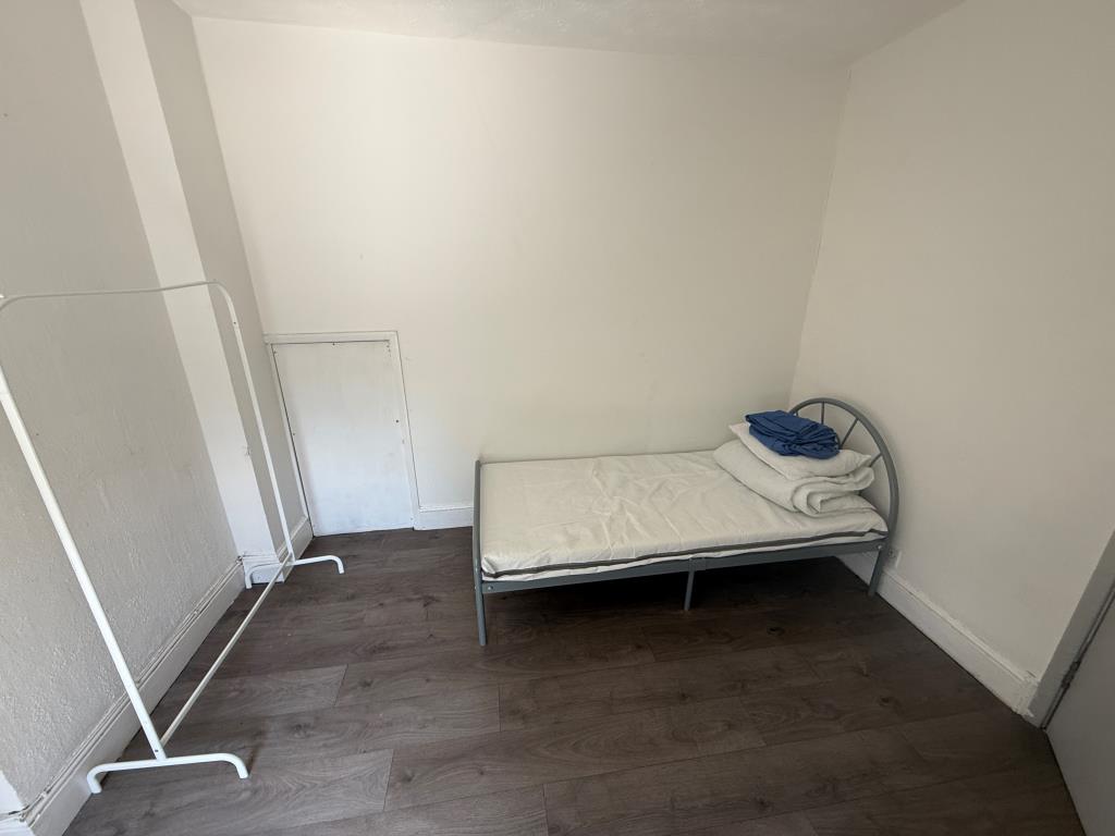 Lot: 121 - SIX-BEDROOM FORMER HMO - Room